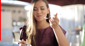 धीरे-धीरे खाना खाओ, लंबी उम्र पाओ! जानें क्यों हर निवाला अच्छे से चबाना है जरूरी