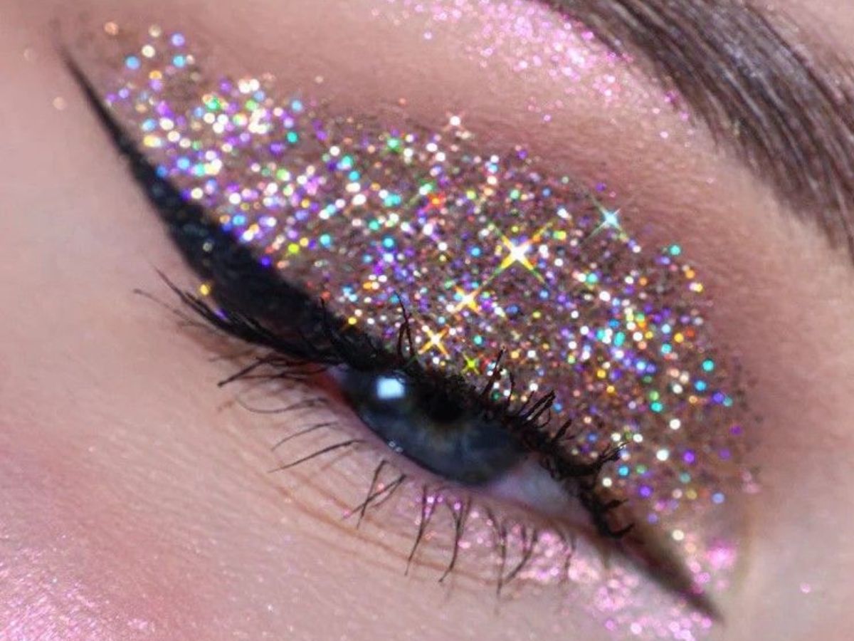 ग्लिटर आई मेकअप करते समय न करें ये 7 गलतियां, वरना पलकों की चमक बन जाएगी शर्म! - Photo Gallery