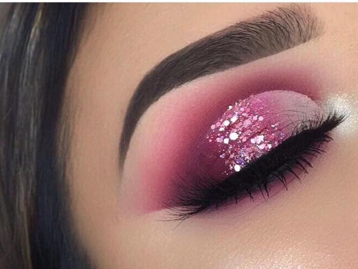 ग्लिटर आई मेकअप करते समय न करें ये 7 गलतियां, वरना पलकों की चमक बन जाएगी शर्म! - Photo Gallery