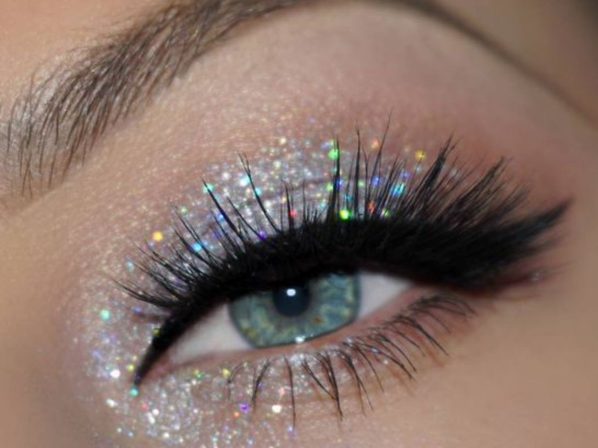 ग्लिटर आई मेकअप करते समय न करें ये 7 गलतियां, वरना पलकों की चमक बन जाएगी शर्म! - Photo Gallery