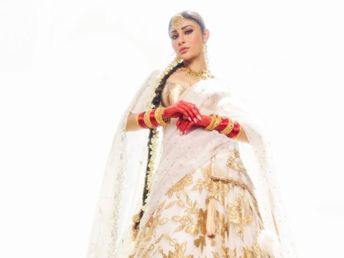 करवाचौथ से पहले Mouni Roy ने लाल चूड़ी पहन दिलों पर चलाई छुरियाँ, सुहाग का रंग छोड़ सफेद लहंगे में लगी अप्सरा - Photo Gallery