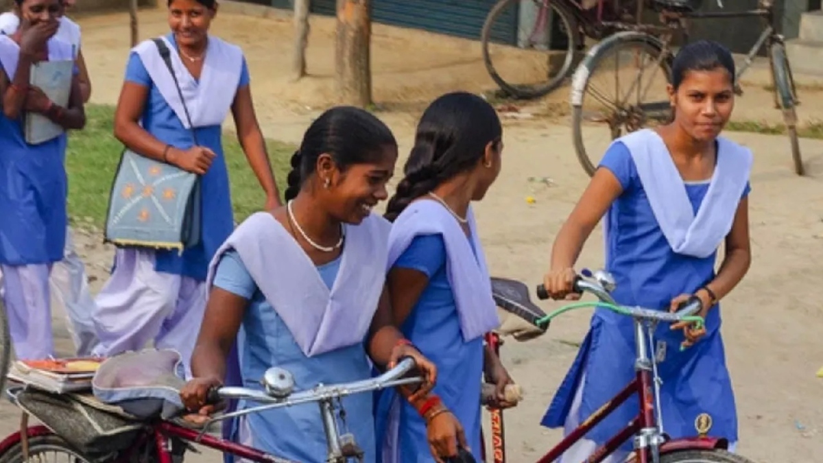 बिहार चुनाव पर क्या नीतीश कुमार की इस योजना का भी होगा असर? लड़कियां बढ़ा सकती हैं महागठबंधन की मुश्किलें! - Photo Gallery