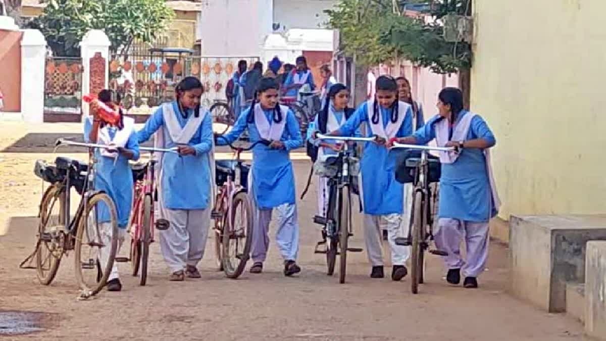 बिहार चुनाव पर क्या नीतीश कुमार की इस योजना का भी होगा असर? लड़कियां बढ़ा सकती हैं महागठबंधन की मुश्किलें! - Photo Gallery