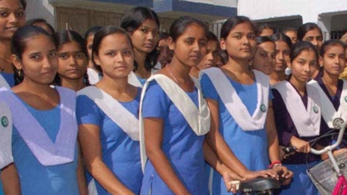 बिहार चुनाव पर क्या नीतीश कुमार की इस योजना का भी होगा असर? लड़कियां बढ़ा सकती हैं महागठबंधन की मुश्किलें! - Photo Gallery