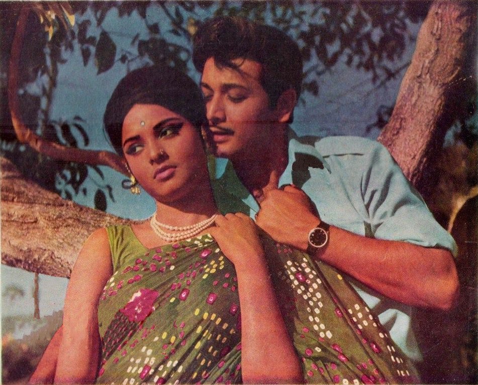 rekha-biswajit-kissing-scandal-anjana-safar-actress-kissed-by-actor-forcefully जब 5 मिनट तक 15 साल की Rekha को जबरदस्ती चूमता रहा ये एक्टर, सेट पर लोग बजाते रहे तालियां