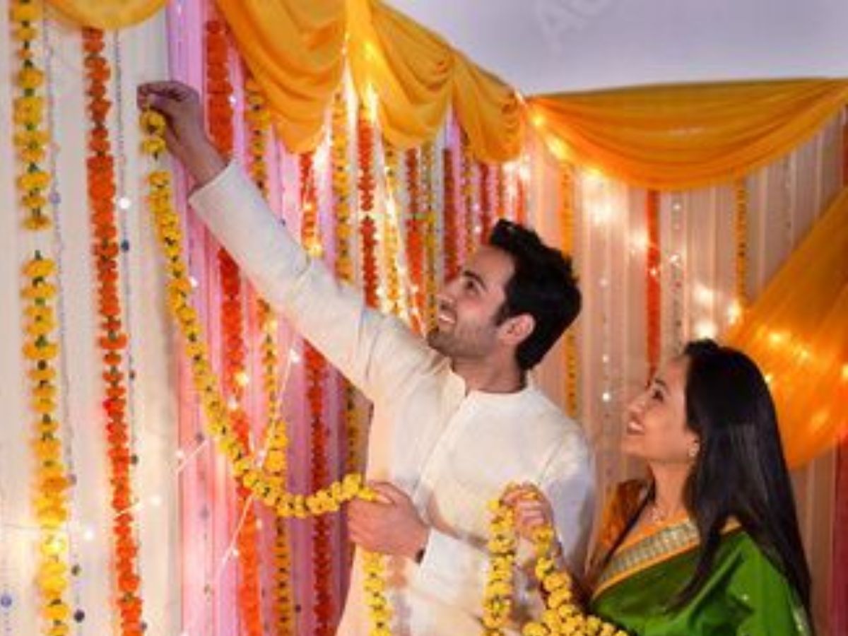Diwali 2025: न्यू कपल्स के लिए परफेक्ट दीवाली सेलिब्रेशन आइडियाज - Photo Gallery