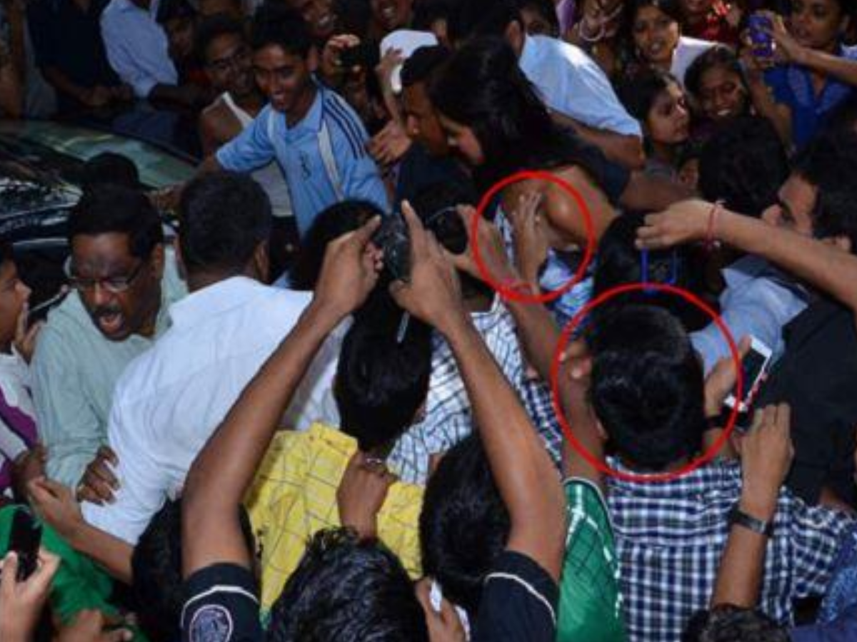 जब भीड़ का फायदा उठाकर एक्ट्रेसेस से हुई ऐसी ‘छेड़छाड़’, तस्वीरें देख आप भी कहेंगे ‘OMG’ - Photo Gallery
