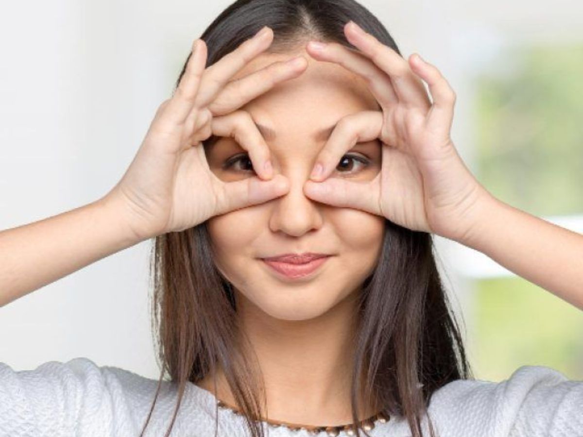 फोन चलते-चलते आंखें बोझिल हो गई है ? तो ये नेचुरल ट्रिक्स सिर्फ आपके लिए है जो बदल देंगी आपकी नजर! - Photo Gallery