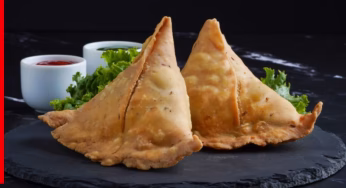 समोसे के पैसे नहीं दिए तो किया ऐसा कांड, स्टेशन पर लोग देखते रहे तमाशा