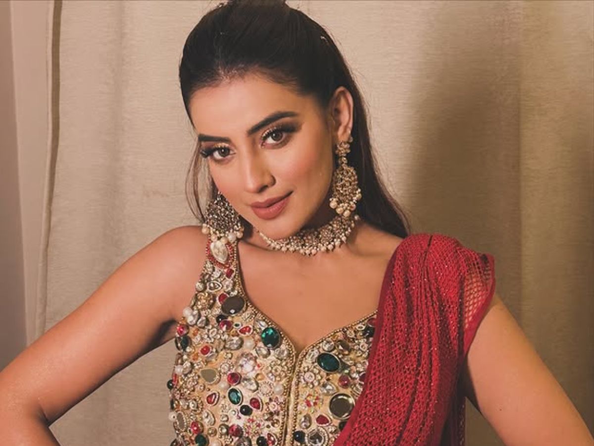 इस हसीना ने साड़ी में लगाया ऐसा तड़का कि हर किसी का उड़ गया फ्यूज़! - Photo Gallery