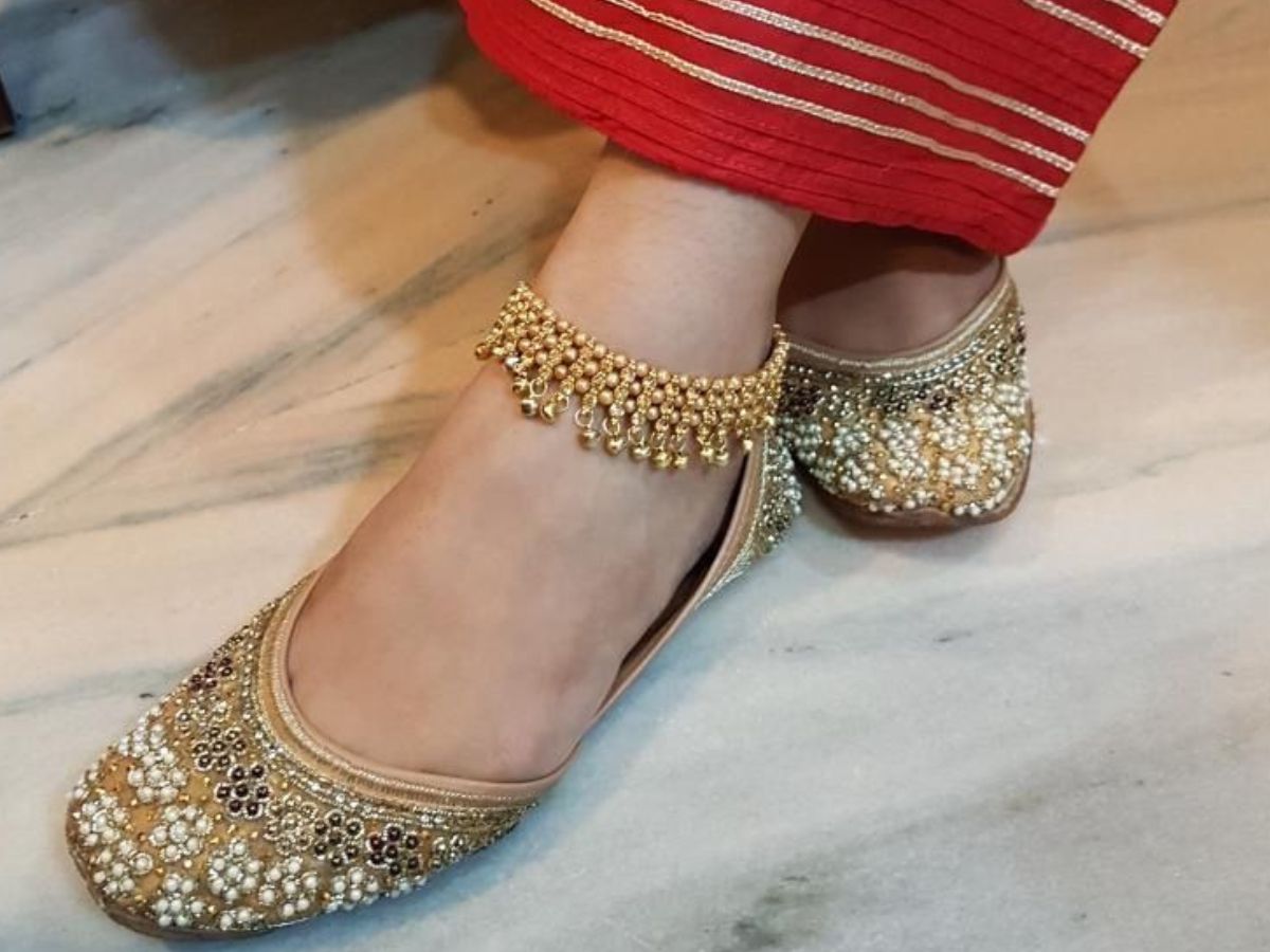 Diwali Special: साड़ी हो या लहंगा, इन फुटवियर के साथ हर आउटफिट लगेगा परफेक्ट दीवाली लुक - Photo Gallery