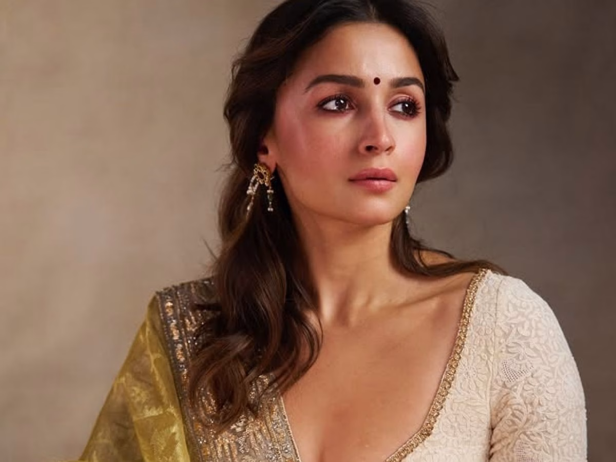 Alia Bhatt: साड़ी में छाईं कपूर खानदार की लाडली बहू, खूबसूरती देख अटकी फैन्स की सांसे - Photo Gallery