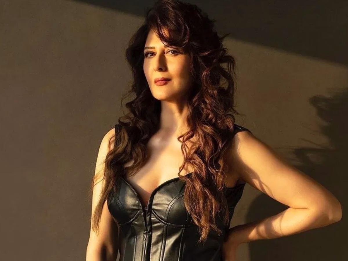 Salman Khan की गर्लफ्रेंड को चाहिए ‘बंदूक’, जल्द से जल्द लाइसेंस लेना चाहती हैं संगीता बिजलानी, आखिर किस से डर रही एक्ट्रेस? - Photo Gallery