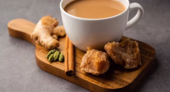 Jaggery Tea : हर बार फट जाती है गुड़ की चाय, तो सीख लें दूध डालने का सही तरीका!