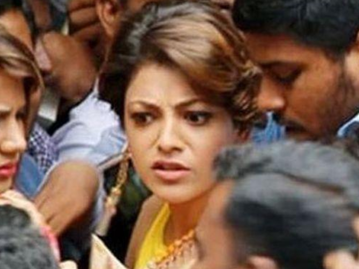 जब भीड़ का फायदा उठाकर एक्ट्रेसेस से हुई ऐसी ‘छेड़छाड़’, तस्वीरें देख आप भी कहेंगे ‘OMG’ - Photo Gallery