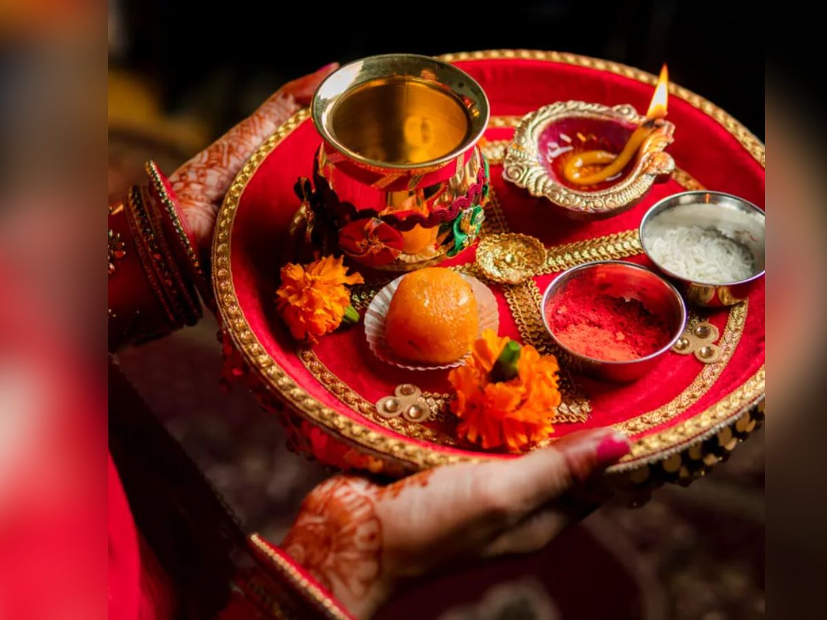 Karwa Chauth 2025 Wishes :  इन खास संदेशों से करवाचौथ पर करें अपने पार्टनर को विश, रिश्तों में घुलेगी मिठास..! - Photo Gallery