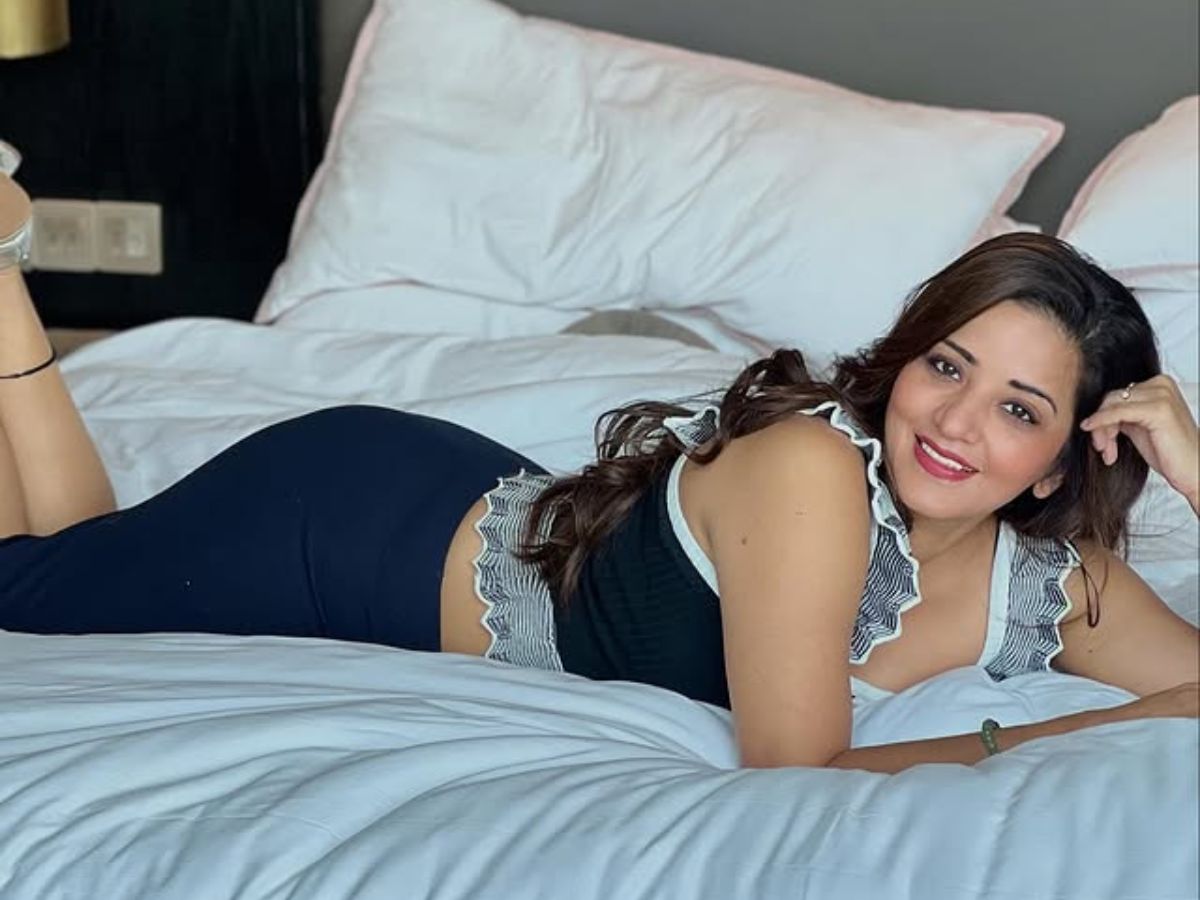 कमरे से दिखा कातिलाना अंदाज! मोनालिसा की नई तस्वीरों ने फिर से फैंस को बना दिया दीवाना - Photo Gallery