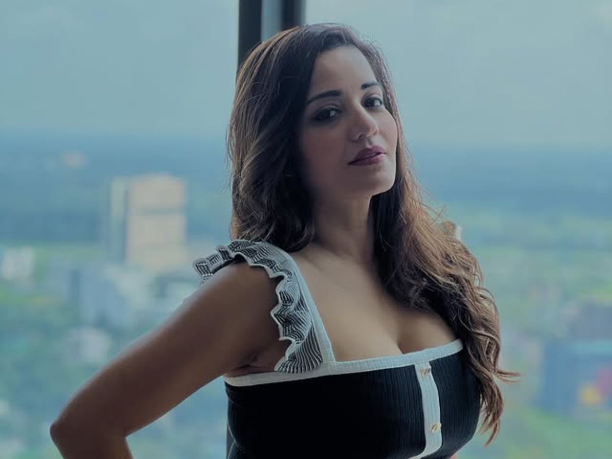 कमरे से दिखा कातिलाना अंदाज! मोनालिसा की नई तस्वीरों ने फिर से फैंस को बना दिया दीवाना - Photo Gallery