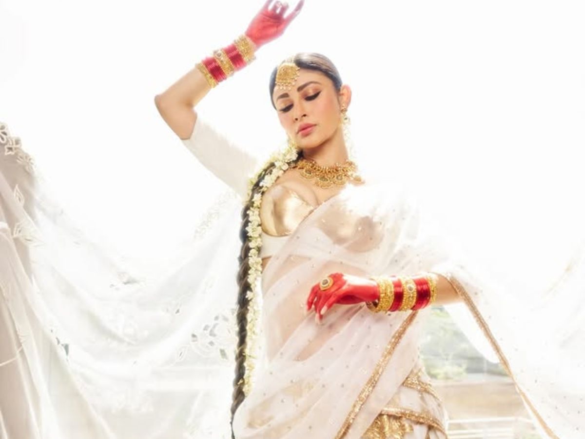 करवाचौथ से पहले Mouni Roy ने लाल चूड़ी पहन दिलों पर चलाई छुरियाँ, सुहाग का रंग छोड़ सफेद लहंगे में लगी अप्सरा - Photo Gallery