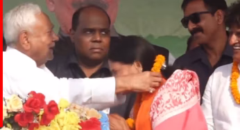 पहली महिला के कंधे पर रखा हाथ और अब दूसरी को पहना दी माला, रोका तो किसे बोले- गजबे आदमी हो तुम यार!