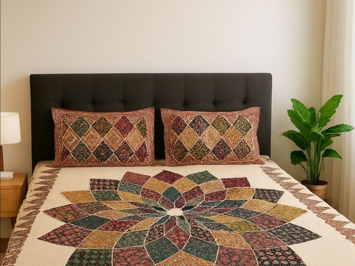 जयपुर की रॉयल कारीगरी: आपके कमरे को बदल देंगी ये 8 बेडशीट्स - Photo Gallery