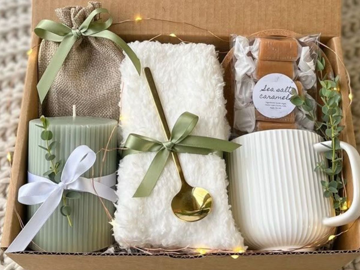 दिवाली पर गिफ्ट देते समय रखें ध्यान, वरना रिश्तों में आ सकती है दूरी! - Photo Gallery