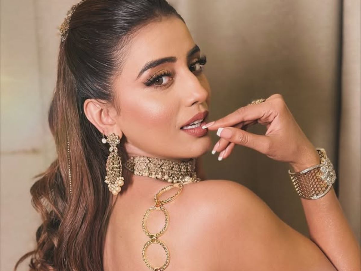 इस हसीना ने साड़ी में लगाया ऐसा तड़का कि हर किसी का उड़ गया फ्यूज़! - Photo Gallery