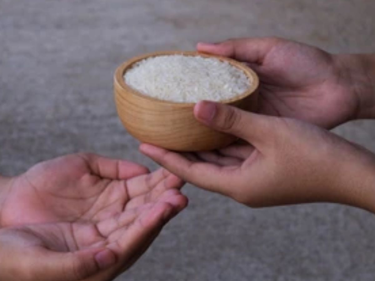 Sharad Purnima 2025: शरद पूर्णिमा पर तुलसी की पूजा के साथ करें ये उपाय, मां लक्ष्मी की बरसेगी कृपा - Photo Gallery