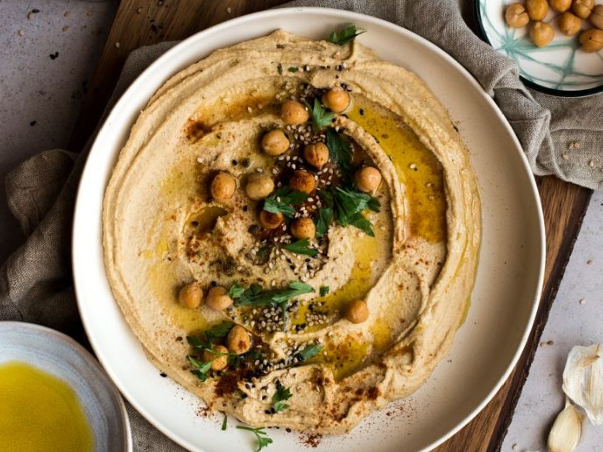 ब्रंच, पार्टी या स्नैक टाइम के लिए परफेक्ट क्रीमी हमस रेसिपी - Photo Gallery