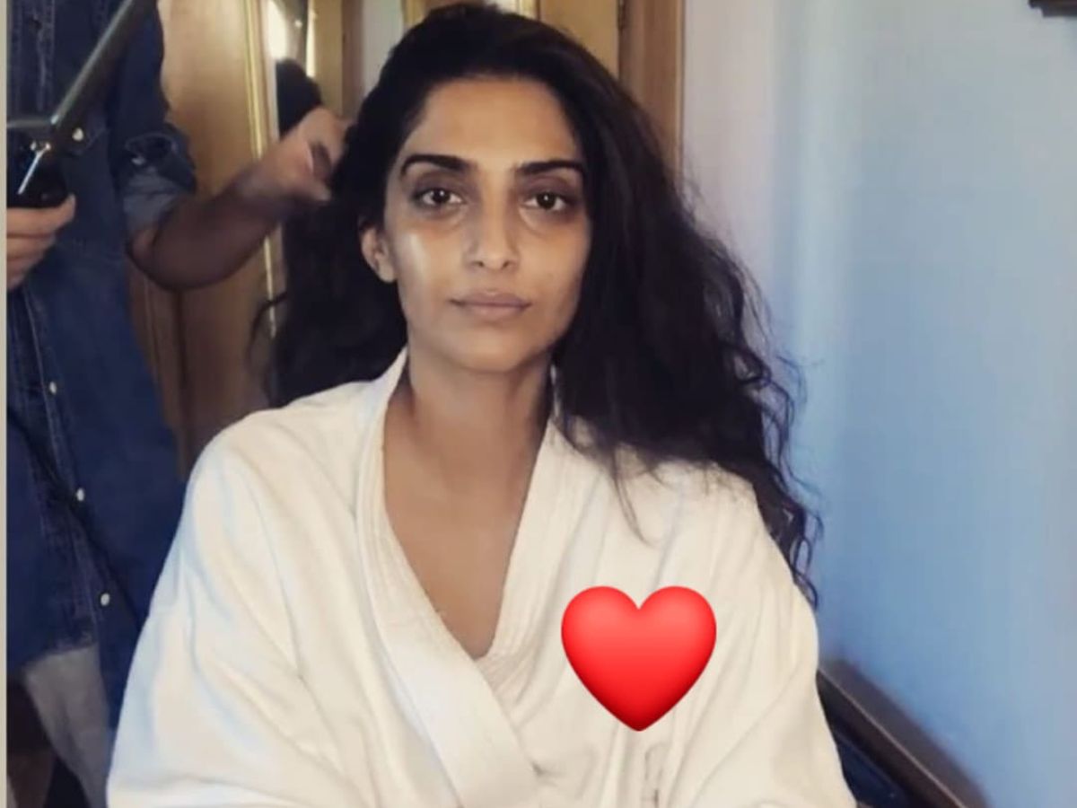 मेकअप की परत हटते ही ऐसी दिखती हैं बॉलीवुड की टॉप एक्ट्रेस! ऐश्वर्या-सोनम को पहचानना भी मुश्किल - Photo Gallery