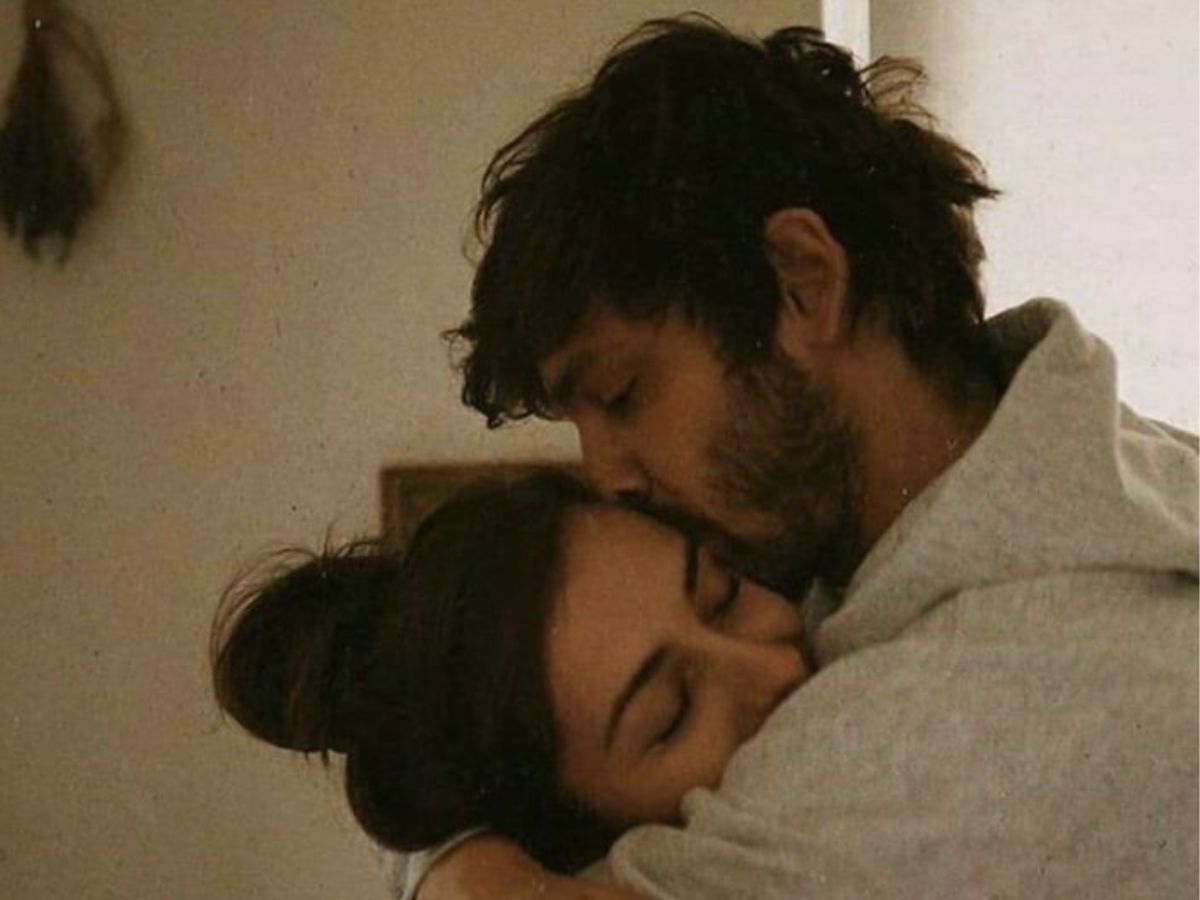 रिश्तों में intimacy और sparks जगाने वाले 9 cute gestures, जिन्हें हर कपल को अपनाना चाहिए - Photo Gallery