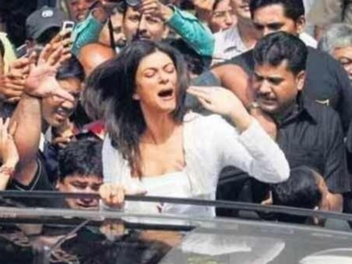 जब भीड़ का फायदा उठाकर एक्ट्रेसेस से हुई ऐसी ‘छेड़छाड़’, तस्वीरें देख आप भी कहेंगे ‘OMG’ - Photo Gallery