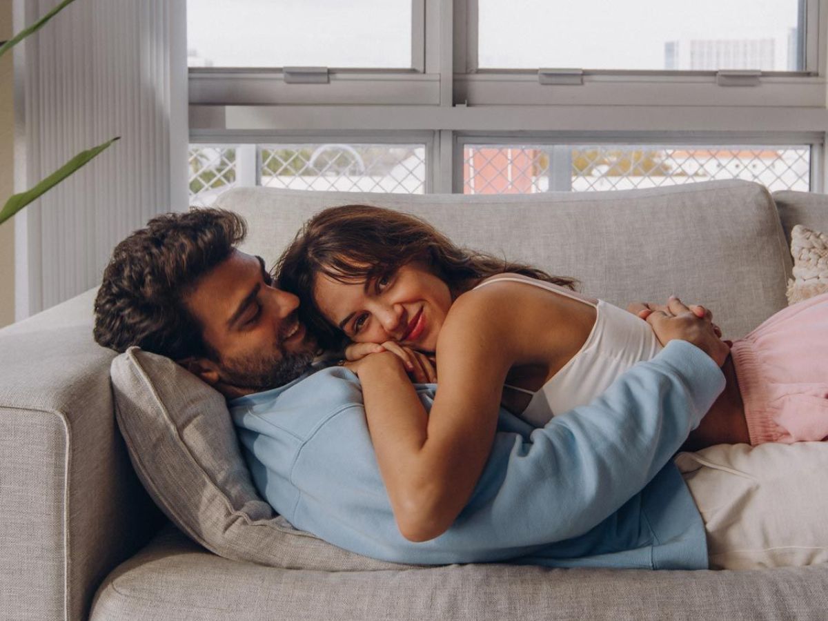 रिश्तों में intimacy और sparks जगाने वाले 9 cute gestures, जिन्हें हर कपल को अपनाना चाहिए - Photo Gallery