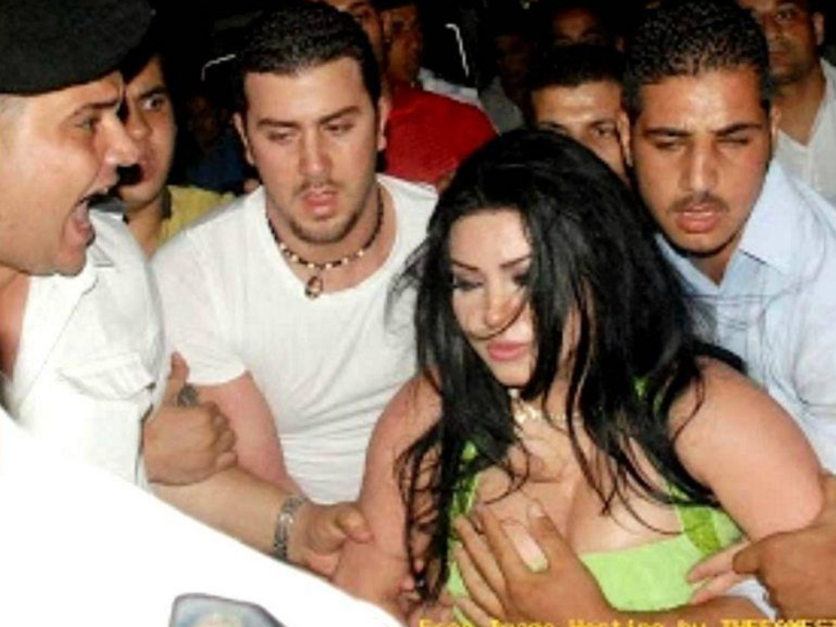 जब भीड़ का फायदा उठाकर एक्ट्रेसेस से हुई ऐसी ‘छेड़छाड़’, तस्वीरें देख आप भी कहेंगे ‘OMG’ - Photo Gallery