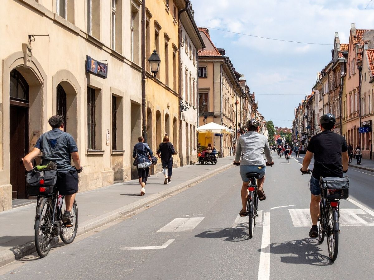 दुनिया का सबसे अमीर देश, फिर भी नेता करते हैं पैडलिंग; क्या है इस अनोखी परंपरा के पीछे का सच? - Photo Gallery