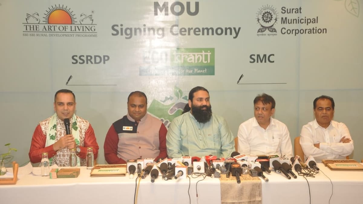 the-art-of-livings-plastic-free-india-campaign-in-association-with-sri-sri-ravi-shankar-kickstarts-the-eco-revolution-in-surat सूरत से ‘इको क्रांति’ का आरंभ, श्री श्री रविशंकर संग आर्ट ऑफ लिविंग का प्लास्टिक मुक्त भारत अभियान