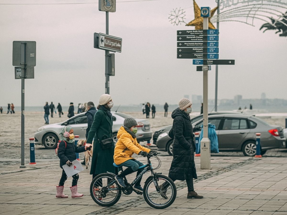 दुनिया का सबसे अमीर देश, फिर भी नेता करते हैं पैडलिंग; क्या है इस अनोखी परंपरा के पीछे का सच? - Photo Gallery