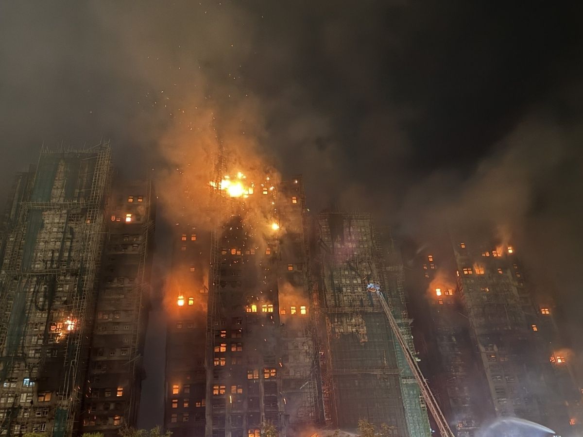 Hong Kong Fire: आखिर क्यों हांगकांग को अपने यहां बनवानी पड़ती है, ऊंची-ऊंची इमारतें; जानें क्या है इसके पीछे की वजह? - Photo Gallery