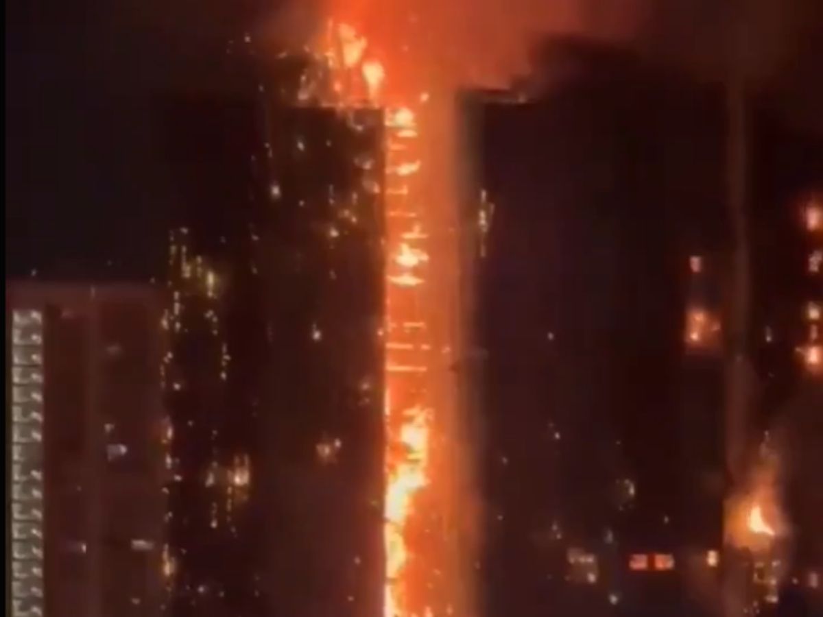 Hong Kong Fire: आखिर क्यों हांगकांग को अपने यहां बनवानी पड़ती है, ऊंची-ऊंची इमारतें; जानें क्या है इसके पीछे की वजह? - Photo Gallery