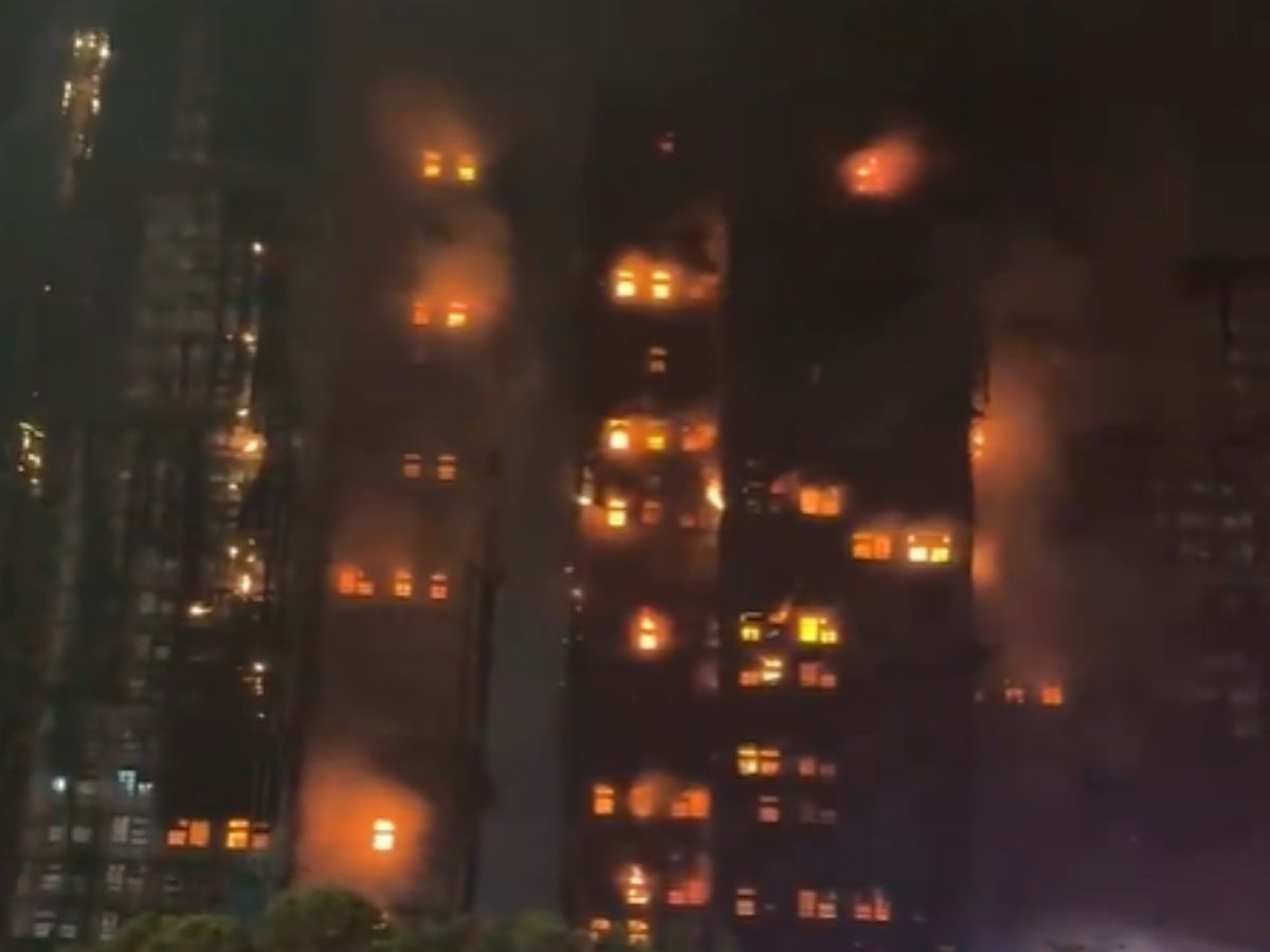 Hong Kong Fire: आखिर क्यों हांगकांग को अपने यहां बनवानी पड़ती है, ऊंची-ऊंची इमारतें; जानें क्या है इसके पीछे की वजह? - Photo Gallery