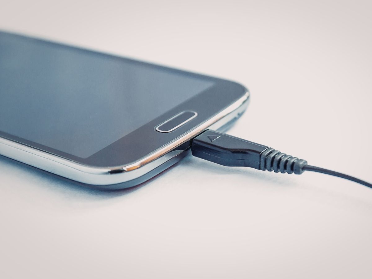 स्मार्टफोन बन रहा खतरा, फोन बैटरी ब्लास्ट के पीछे छिपी वो गलतियां जो हर यूजर करता है; यहां पर जानें - Photo Gallery