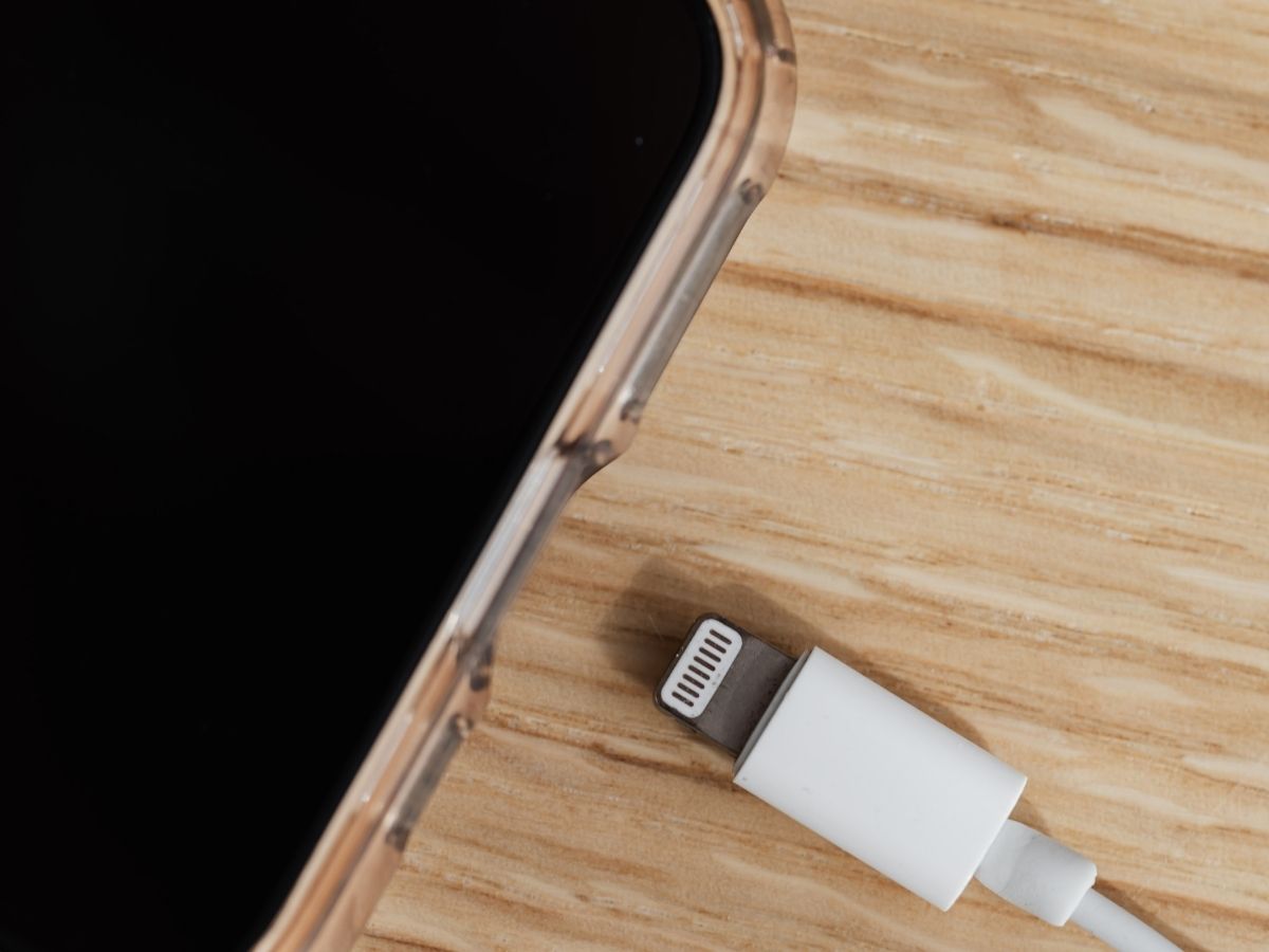 स्मार्टफोन बन रहा खतरा, फोन बैटरी ब्लास्ट के पीछे छिपी वो गलतियां जो हर यूजर करता है; यहां पर जानें - Photo Gallery