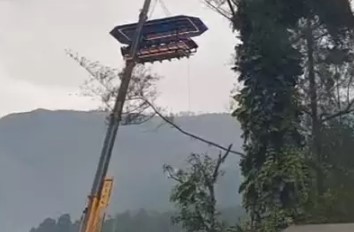 Tourists stranded at high altitude - Photo Gallery