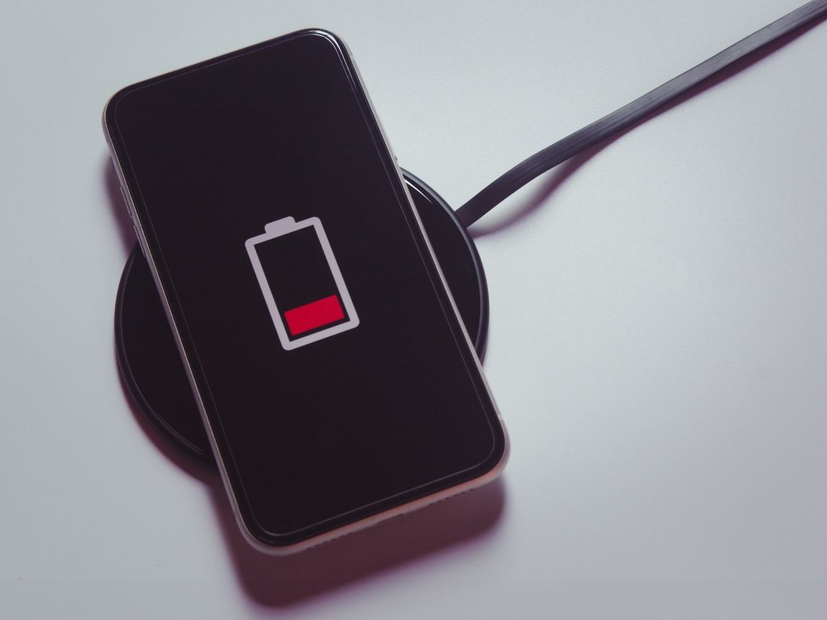 स्मार्टफोन बन रहा खतरा, फोन बैटरी ब्लास्ट के पीछे छिपी वो गलतियां जो हर यूजर करता है; यहां पर जानें - Photo Gallery