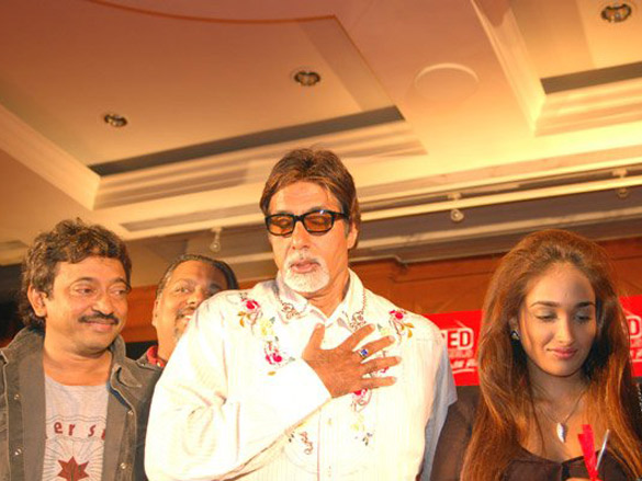 जब 65 साल के Amitabh Bachchan ने दिए 19 साल की एक्ट्रेस के साथ लवमेकिंग सीन, हैरान रह गया हर कोई!