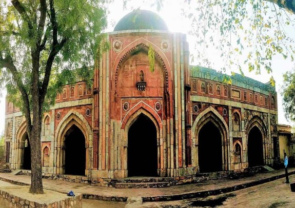 Jamali Kamali: Laughter at the graves of Sufi saints - Photo Gallery