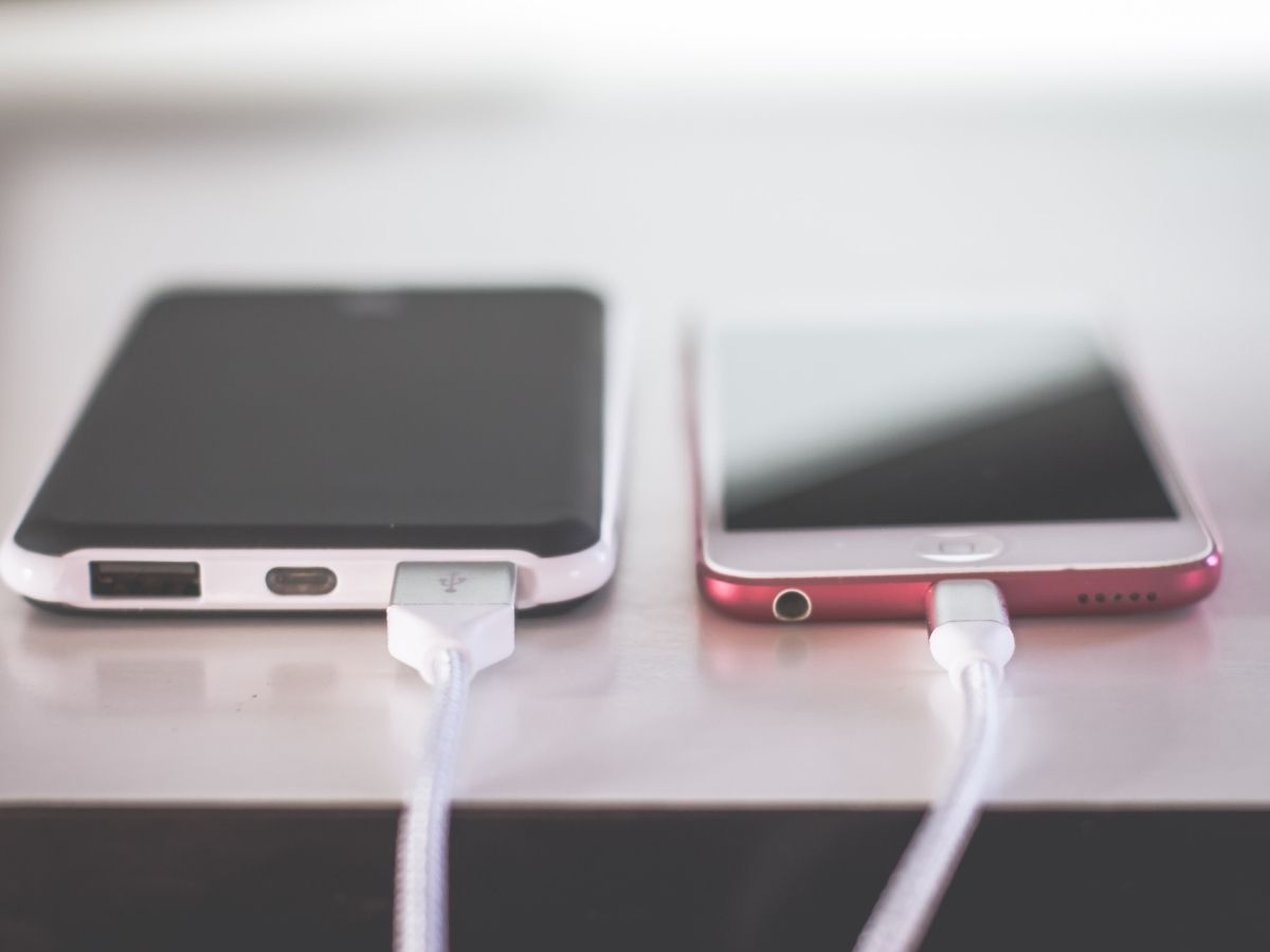 स्मार्टफोन बन रहा खतरा, फोन बैटरी ब्लास्ट के पीछे छिपी वो गलतियां जो हर यूजर करता है; यहां पर जानें - Photo Gallery