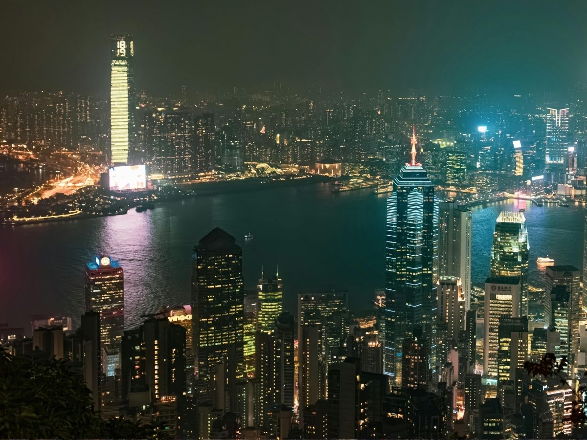 Hong Kong Fire: आखिर क्यों हांगकांग को अपने यहां बनवानी पड़ती है, ऊंची-ऊंची इमारतें; जानें क्या है इसके पीछे की वजह? - Photo Gallery