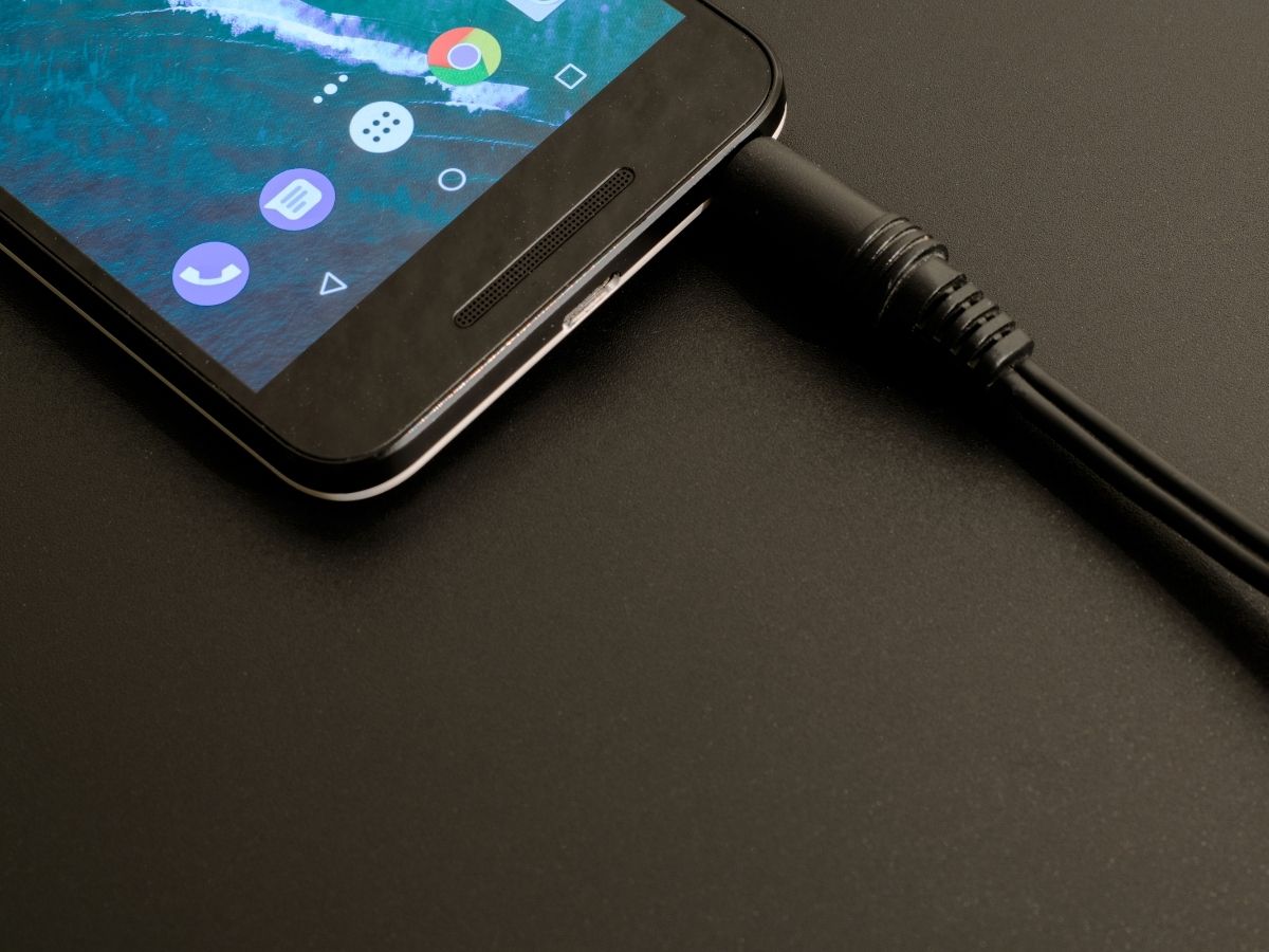 स्मार्टफोन बन रहा खतरा, फोन बैटरी ब्लास्ट के पीछे छिपी वो गलतियां जो हर यूजर करता है; यहां पर जानें - Photo Gallery