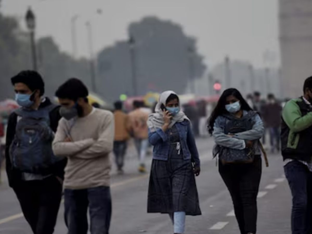 Delhi AQI: दिल्ली छोड़कर भाग रहे लोग, बढ़ते प्रदूषण ने नाक में किया दम! हिमाचल से उत्तराखंड तक बढ़ी बसों की बुकिंग - Photo Gallery